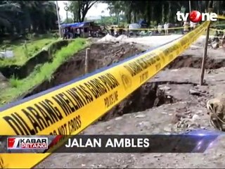 Jalan Lintas Sumsiantar-Tanah Jawa Ambles hingga 20 Meter!