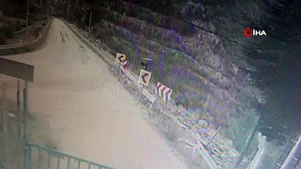 Bariyerlerde asılı kalan otomobil kamerada