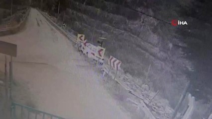 Bariyerlerde Asılı Kalan Otomobil Kamerada