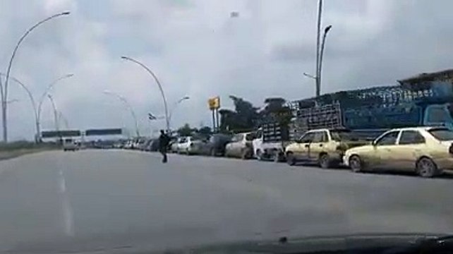 أطول طابور سيارات أمام محطة وقود بحلب في ظل أزمة المحروقات (فيديو)