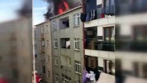 Esenyurt'ta bir evin çatısında yangın çıktı. İtfaiye ekipleri alevlerin bitişiğinde ki binalara sıçramasın diye çaba gösteriyor.