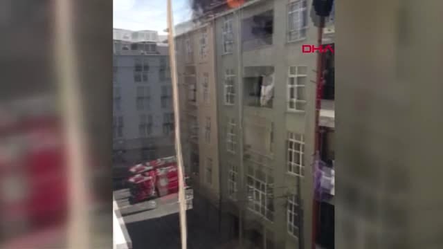 İstanbul- Esenyurt'ta Bir İş Yerinin Çatısı Alev Alev Yandı