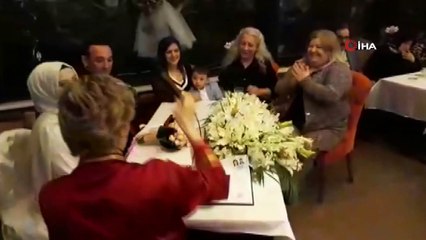 Nikahında baskıya dayanamayan polis damat ayağını gelinin önüne uzattı