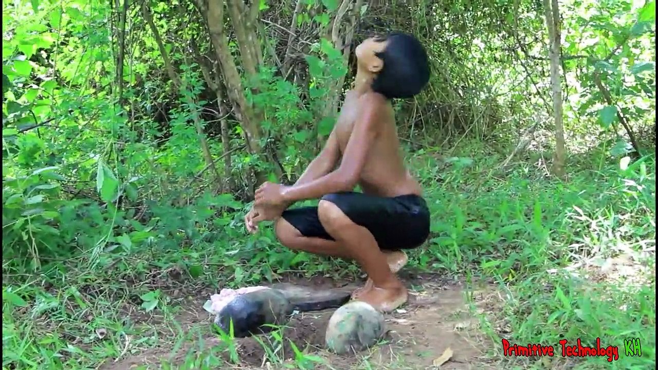 La Technologie Primitive - Manger de délicieux la Cuisson d'intestins de porc sur un rocher