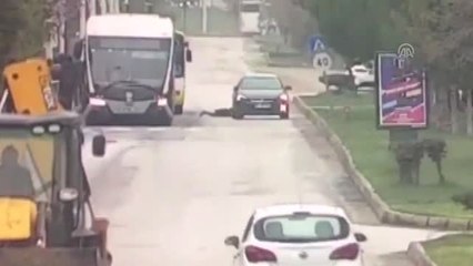 Otomobilin Öğrenciye Çarpması Güvenlik Kamerasında