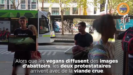 Deux hommes mangent un foie cru devant des vegans