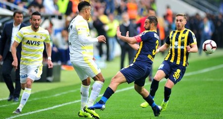 Nabil Dirar Kart Görmeyince Galatasaraylı Taraftarlar, Mete Kalkavan'a Tepki Gösterdi!