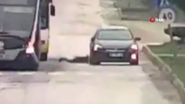 Yolun Karşısına Geçmek İsteyen Kıza Otomobilin Çarpma Anı Güvenlik Kamerasına Saniye Saniye Yansıdı
