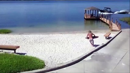 Voilà comment on monte dans un bateau avec classe... Ok!!!!