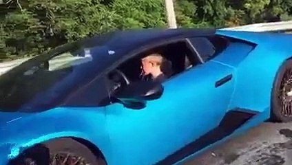 Il laisse son enfant au volant de sa Lamborghini Huracan pour une petite course