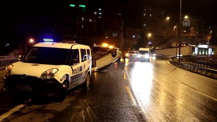 Kaza Yapan Sürücü Otomobili Bırakıp Kaçtı - İzmir