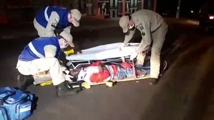 Carro e bicicleta batem deixando homem ferido