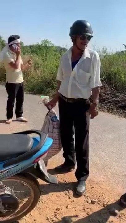 Thả rắn hổ mang vê thiên nhiên sau khi bắt và bị nó cắn