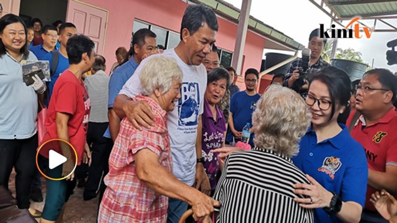 Mohamad Hasan periksa tekanan darah