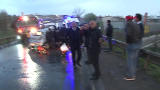 İstanbul ? Sancaktepe'de Otomobil, Yolcu Servis Minibüsüyle Çarpıştı 4'ü Ağır 6 Yaralı