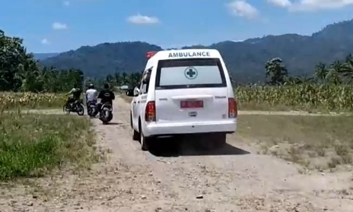 Keluarga Pindahkan Jasad Korban Longsor Tambang Emas