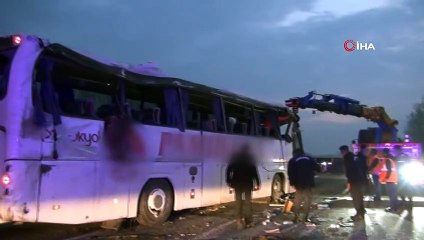 Tem otoyolunda yolcu otobüsü devrildi: 30 yaralı