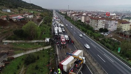 Kocaeli TEM’de hayvan yüklü tır yola devrildi... 20 kilometrelik araç kuyruğu havadan görüntülendi