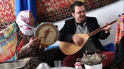 Köy köy geziyor, halk müziklerini kaydediyor