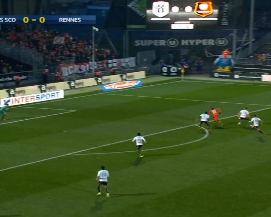 لقطة: كرة قدم: بن عرفة أو ميسي؟ الفرنسي يتألق بتسجيل الأهداف