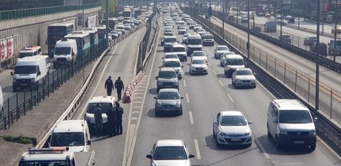 Bariyerlere Çarpan Araç Takla Attı: E-5'te Trafik Kilitlendi