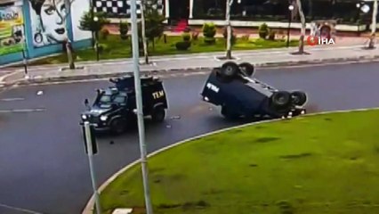 Diyarbakır’da iki zırhlı araç çarpıştı...Kaza anı kamerada