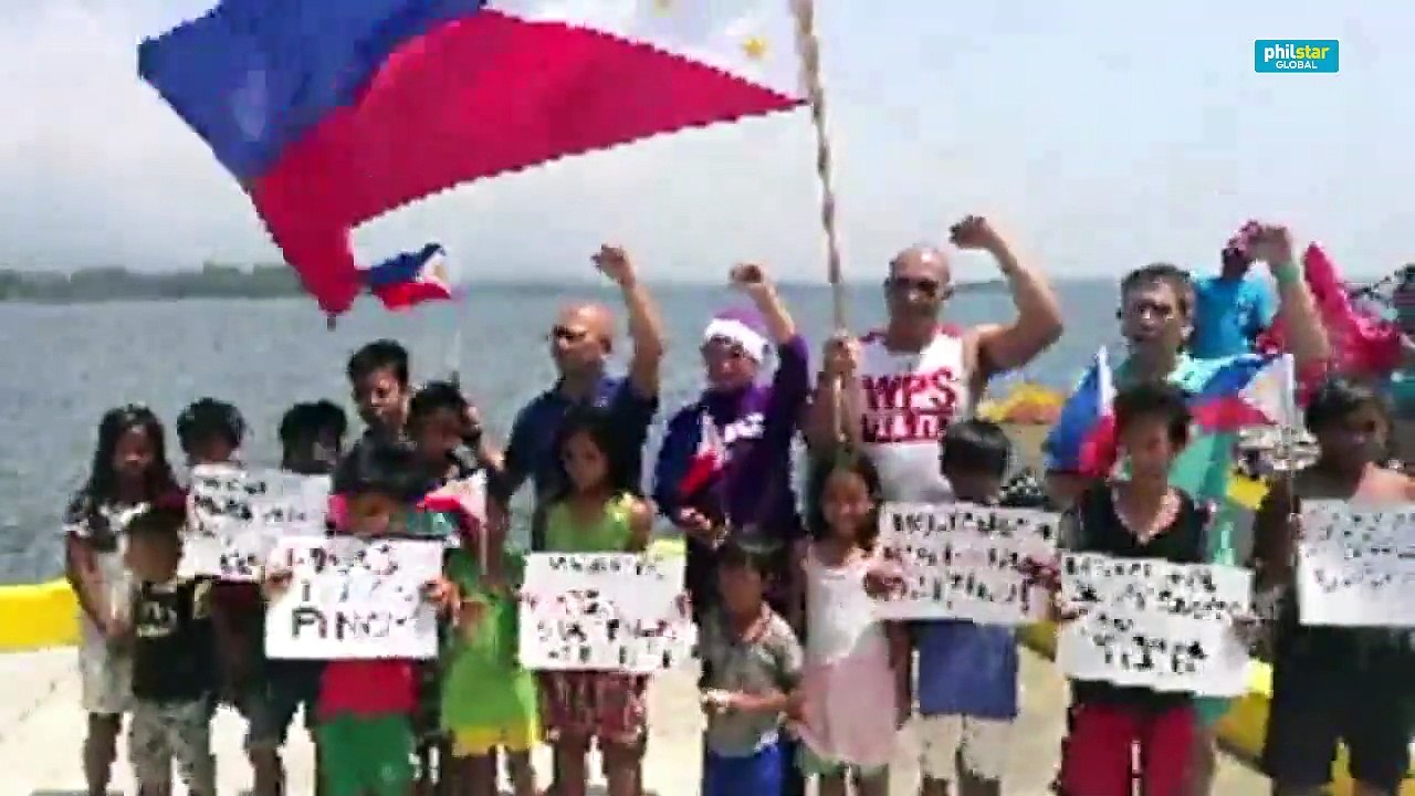Otso Diretso senatorial bets wave Philippine flags at Masinloc Municipal Fish Port in Zambales