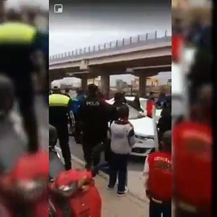 Göztepe'de Halil Akbunar ve taraftar kapıştı