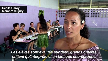 En Polynésie, des Tahitiens passent le bac en dansant
