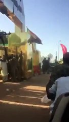 Sudan'da asker, protestocuları polisten korudu