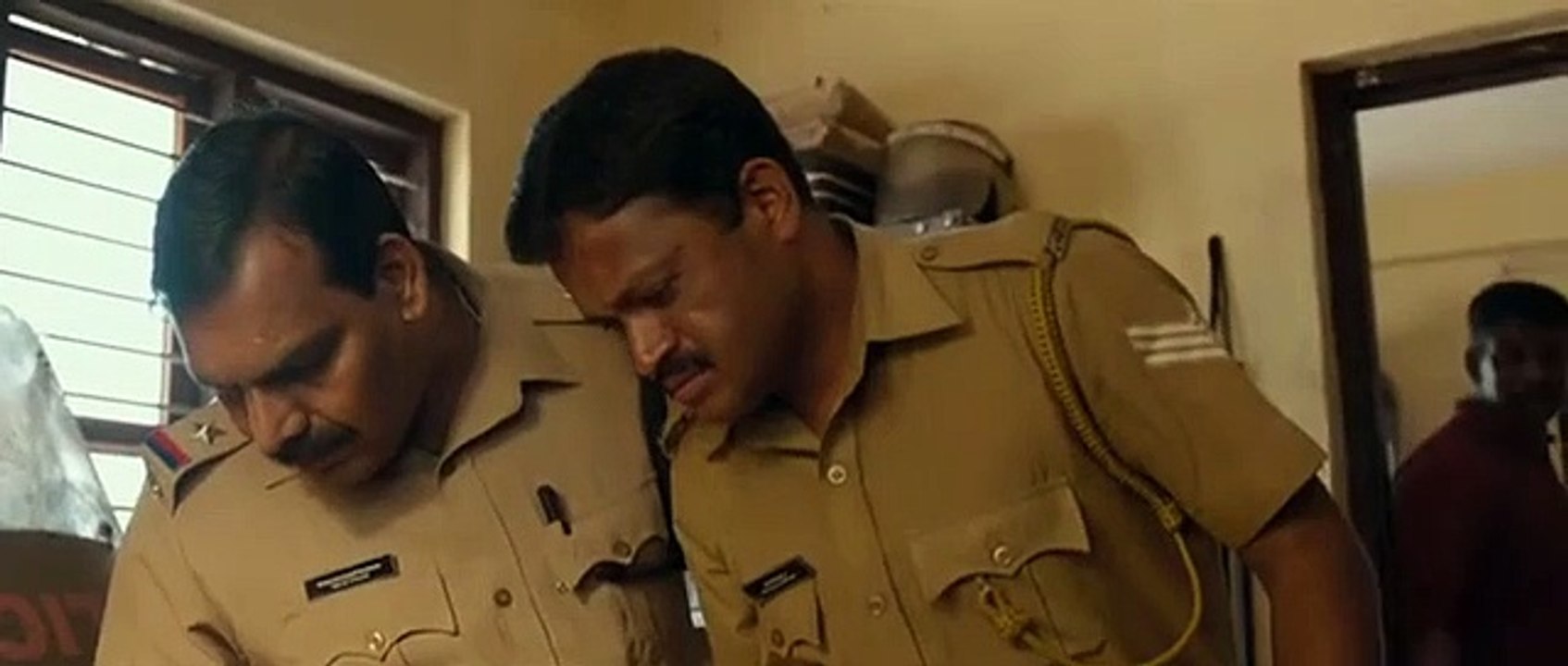 Thondimuthalum Dhriksakshiyum (2017) MalDVDRIP . 3