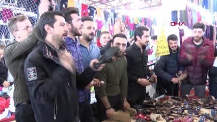 Gaziantep Üniversiteliler, İlkokul Öğrencileri İçin Pazarda Terlik Sattı-