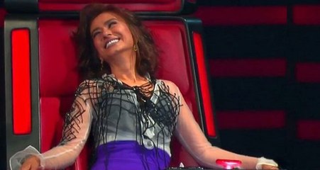 Yıldız Tilbe, Muhabirin Sorusuna Ceketinin Önünü Açarak Cevap Verdi