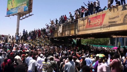 Sudan'da El Beşir'in yerleşkesi önündeki gösteri düzenlendi - HARTUM