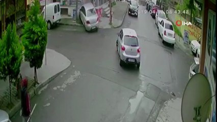 Sultangazi'de kaza sonrası kontrolden çıkan otomobil iş yerine böyle girdi