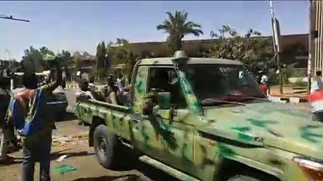 تواصل الاعتصام أمام مقر القيادة العامة وسط انتشار للجيش السوداني