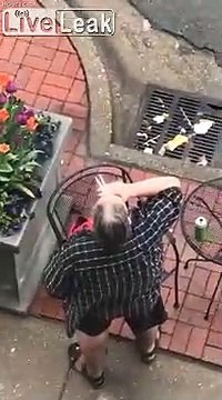 Il fume 2 cigarettes en même temps.. le cancer, plus vite !