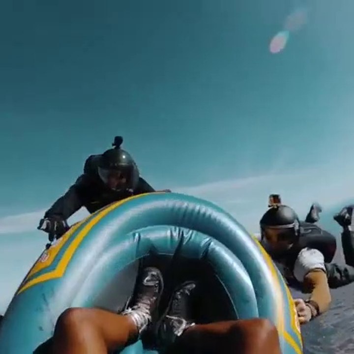 Saut en parachute, dans un canot de sauvetage !
