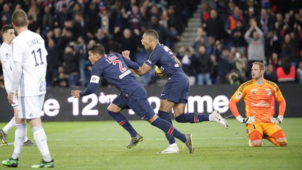 Paris Saint-Germain v RC Strasbourg Alsace: Inside