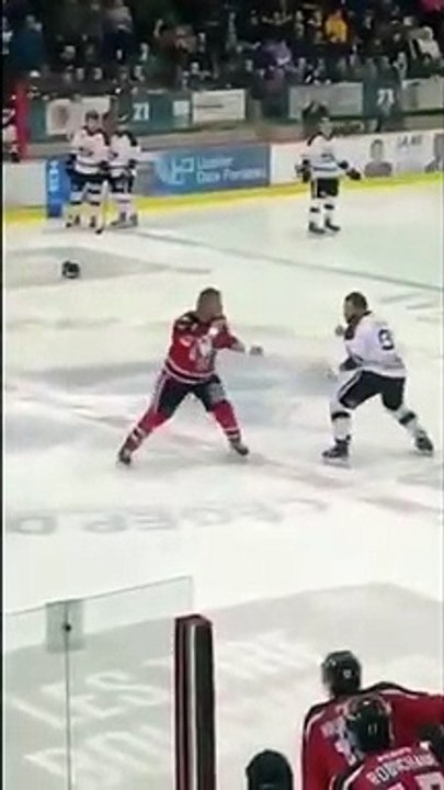 Un combat qui tourne très mal dans la LNAH. Hubert Poulin du Cool FM de Saint-Georges-de-Beauce dans le feu de l'action il assomme un arbitre lors d'un combat. Le chandail semble avoir bloqué sa vue