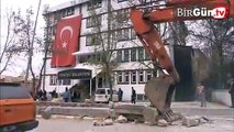 Maçoğlu, Tunceli belediye binası önündeki güvenlik duvarlarını yıktırdı