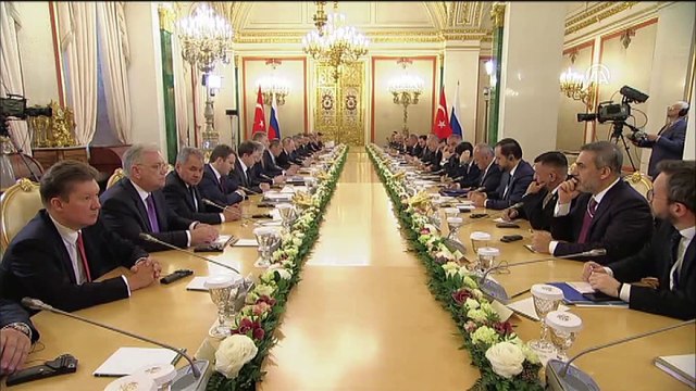 Putin: “Gündemimizde askeri-teknik iş birliğinin yanı sıra S-400 sistemlerinin Türkiye'ye sevkiyatının tamamlanması var' - MOSKOVA