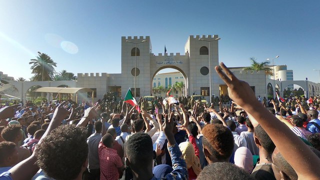 قوات الأمن السودانية تحاول تفريق المتظاهرين والجيش يتصدى