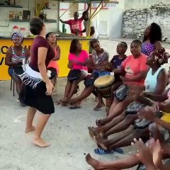 Cette cap-verdienne danse à merveille le Batucada. Admirez !