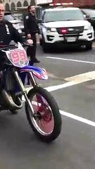 Download Video: Un policier new-yorkais fait un tour sur une motocross confisquée !