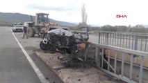 Sivas Köprü Korkuluğuna Çarpan Otomobil Alev Aldı 1 Ölü, 1 Yaralı