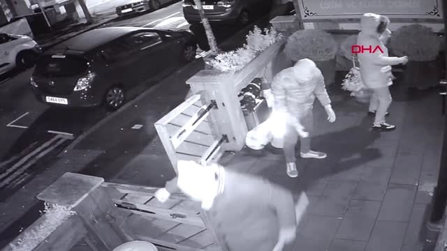 Dha Dış ? Londra'da PKK Yandaşları Türk Derneğine Saldırdı... O Anlar Güvenlik Kamerasında