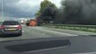 Une voiture en feu explose au moment où il passe juste à coté
