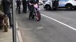Ce policier sur une motocross confisquée se prend la gamelle de sa vie