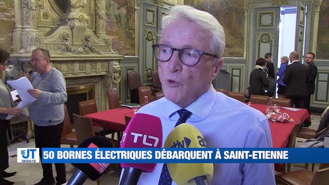 À la Une : les parents d'élève mobilisés à Roche-la-Molière / la maman d'Adrien Fiorello garde espoir / les jeunes verts en finale de la Coupe Gambardella / une expo sur l'art du corset au fil d'or à la maison des Grenadières.